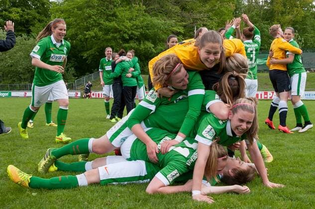 Die Spielerinnen des SV Werder Bremen feiern den Sieg und den Aufstieg in die Allianz Frauen-Bundesliga, Freude, Jubel, Fussball, 2. Frauen-Bundesliga Nord, Holstein Kiel - SV Werder Bremen, xobx