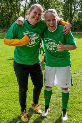 v.li.: Torhüterin Maria Doll (SV Werder Bremen) und Pia-Sophie Wolter (SV Werder Bremen) feiern den Sieg und den Aufstieg in die Allianz Frauen-Bundesliga, Freude, Jubel, Fussball, 2. Frauen-Bundesliga Nord, Holstein Kiel - SV Werder Bremen, xobx