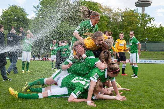 Die Spielerinnen des SV Werder Bremen feiern den Sieg und den Aufstieg in die Allianz Frauen-Bundesliga, Freude, Jubel, Fussball, 2. Frauen-Bundesliga Nord, Holstein Kiel - SV Werder Bremen, xobx