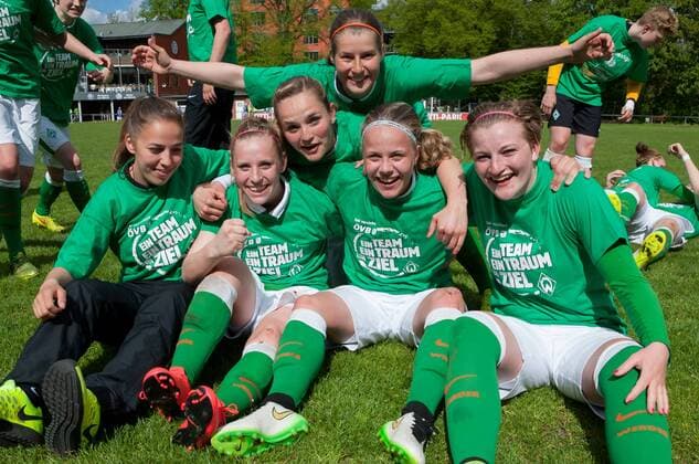 v.li.: Jessica Golebiewski (SV Werder Bremen), Cindy König (SV Werder Bremen), Mira William (SV Werder Bremen), Marie-Louise Eta (SV Werder Bremen), Pia-Sophie Wolter (SV Werder Bremen), Verena Volkmer (SV Werder Bremen) feiern den Sieg und den Aufstieg in die Allianz Frauen-Bundesliga, Freude, Jubel, Fussball, 2. Frauen-Bundesliga Nord, Holstein Kiel - SV Werder Bremen, xobx