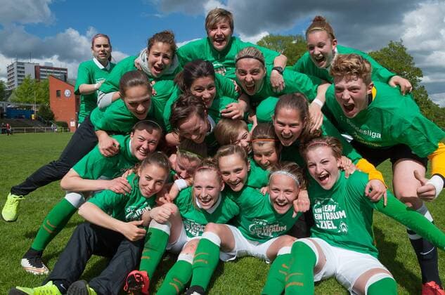 Die Spielerinnen des SV Werder Bremen feiern den Sieg und den Aufstieg in die Allianz Frauen-Bundesliga, Freude, Jubel, Fussball, 2. Frauen-Bundesliga Nord, Holstein Kiel - SV Werder Bremen, xobx