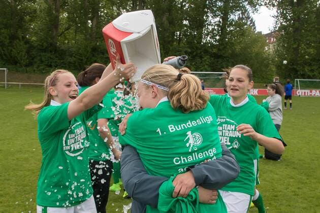 v.li.: Cindy König (SV Werder Bremen) verpasst Trainerin Chadia Freyhat (SV Werder Bremen) und Pia-Sophie Wolter (SV Werder Bremen) eine Eisdusche, Fussball, 2. Frauen-Bundesliga Nord, Holstein Kiel - SV Werder Bremen, xdgx