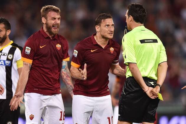 Aktuell Fußball, Italien, Serie A, AS Rom - Udinese Calcio Daniele De Rossi, Francesco Totti protestano, Referee Banti Serie A 2014 2015 AS Roma - Udinese Calcio andreaxstaccioli
