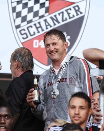 Ralph Hasenhüttl, Hasenhuettl (Trainer FC Ingolstadt), biergeduscht, vor dem Logo des FC Ingolstadt, FC Ingolstadt vs. RB Leipzig, Aufstieg, Aufstiegsfeier, 33. Spieltag, Saison 2014 2015, 17.05.2015,
