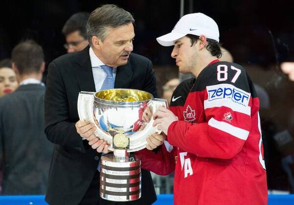 17.05.2015, O2 Arena, Prag, CZE, IIHF, WM, Kanada vs Russland, Finale, im Bild Rene Fasel, president of IIHF and Sidney Crosby of Canada with a trophy after Canada winning during the IIHF Icehockey World Championships Final Match between Canada and Russia at the O2 Arena in Prag, Czech Republic on 2015 05 17. EP_pon