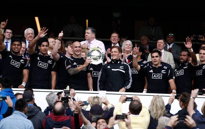 17.05.2015. Twickenham, London England. The awarding of the Plate Final. South Africa 14 v New Zealand - Day 2 at Marriott London Sevens 2015, HSBC Sevens World Series 2015 at Twickenham Stadium, London England. xMartinxSerasxLimax  ActionPlus11622191