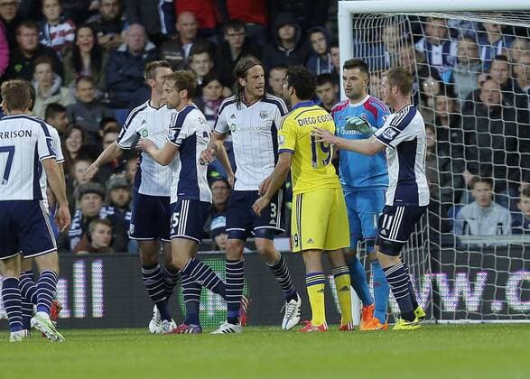 Aktuell Fußball, England, Premier League, West Bromwich Albion - FC Chelsea Diego Costa tangles with Jonas Olsson and Gareth Macauley in the build up to Cesc Fabregas red card - Football - Barclays Premier League - West Bromwich Albion vs Chelsea - The Hawthorns West Bromwich - Season 2014 2015 - 18th May 2015 - Photo Malcolm Couzens Sportimage EDITORIAL USE ONLY. No use with unauthorised audio, video, data, fixture lists, club league logos or live services. Online in-match use limited to 120 images, no video emulation. No use in betting, games or single club league player publications.