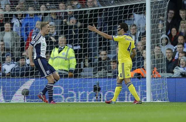 Aktuell Fußball, England, Premier League, West Bromwich Albion - FC Chelsea Darren Fletcher remonstrates with Cesc Fabregas after the Chelsea player kicked the ball at a player - Football - Barclays Premier League - West Bromwich Albion vs Chelsea - The Hawthorns West Bromwich - Season 2014 2015 - 18th May 2015 - Photo Malcolm Couzens Sportimage EDITORIAL USE ONLY. No use with unauthorised audio, video, data, fixture lists, club league logos or live services. Online in-match use limited to 120 images, no video emulation. No use in betting, games or single club league player publications.