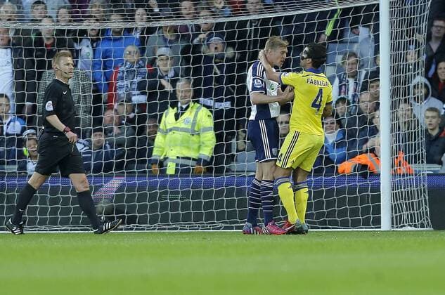 Aktuell Fußball, England, Premier League, West Bromwich Albion - FC Chelsea Darren Fletcher remonstrates with Cesc Fabregas after the Chelsea player kicked the ball at a player - Football - Barclays Premier League - West Bromwich Albion vs Chelsea - The Hawthorns West Bromwich - Season 2014 2015 - 18th May 2015 - Photo Malcolm Couzens Sportimage EDITORIAL USE ONLY. No use with unauthorised audio, video, data, fixture lists, club league logos or live services. Online in-match use limited to 120 images, no video emulation. No use in betting, games or single club league player publications.