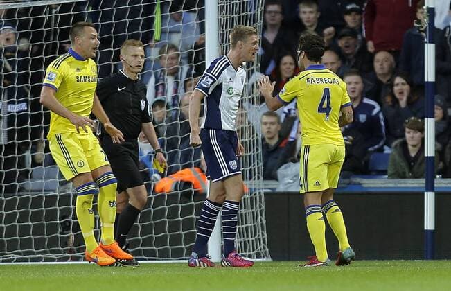 Aktuell Fußball, England, Premier League, West Bromwich Albion - FC Chelsea Darren Fletcher remonstrates with Cesc Fabregas after the Chelsea player kicked the ball at a player - Football - Barclays Premier League - West Bromwich Albion vs Chelsea - The Hawthorns West Bromwich - Season 2014 2015 - 18th May 2015 - Photo Malcolm Couzens Sportimage EDITORIAL USE ONLY. No use with unauthorised audio, video, data, fixture lists, club league logos or live services. Online in-match use limited to 120 images, no video emulation. No use in betting, games or single club league player publications.