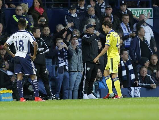 Aktuell Fußball, England, Premier League, West Bromwich Albion - FC Chelsea Cesc Fabregas walks off following his red card while Albion manager Tony Pulis has a drink - Football - Barclays Premier League - West Bromwich Albion vs Chelsea - The Hawthorns West Bromwich - Season 2014 2015 - 18th May 2015 - Photo Malcolm Couzens Sportimage EDITORIAL USE ONLY. No use with unauthorised audio, video, data, fixture lists, club league logos or live services. Online in-match use limited to 120 images, no video emulation. No use in betting, games or single club league player publications.