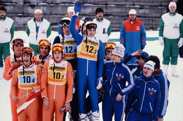 Ski Nordisch Weltmeisterschaft 1985 Skispringen Team K 120 22.01.1985 Siegerehrung; Andreas FELDER, Ernst VETTORI, Armin KOGLER, Guenter STRANNER (alle Oesterreich vlnr), Jari PUIKKONEN, Matti NYKAENEN (beide FIN), Jens WEISSFLOG (DDR 2. er von rechts) xxNOxMODELxRELEASExx