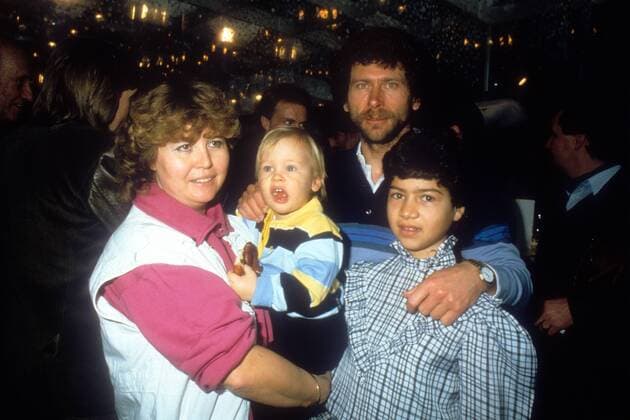 ISPO - Internationale Sportartikelmesse in München: Paul Breitner (BR Deutschland) mit seiner Frau Hildegard und den Kindern Max-Ferdinand und Ines