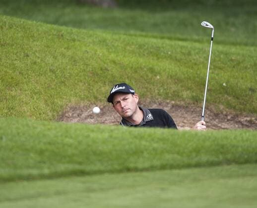 19.05.2015. Wentworth, England. BMW PGA Golf Herren Golf Championship. Practice Day. David Howell plays out of the bunker at 18th hole during the practice round of the 2015 BMW PGA Championship from The West Course Wentworth Golf Club xStephenxBartholomewx  ActionPlus11622284