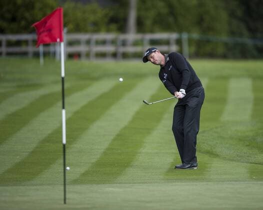 19.05.2015. Wentworth, England. BMW PGA Golf Herren Golf Championship. Practice Day. David Howell chips at 18th hole during the practice round of the 2015 BMW PGA Championship from The West Course Wentworth Golf Club xStephenxBartholomewx  ActionPlus11622285