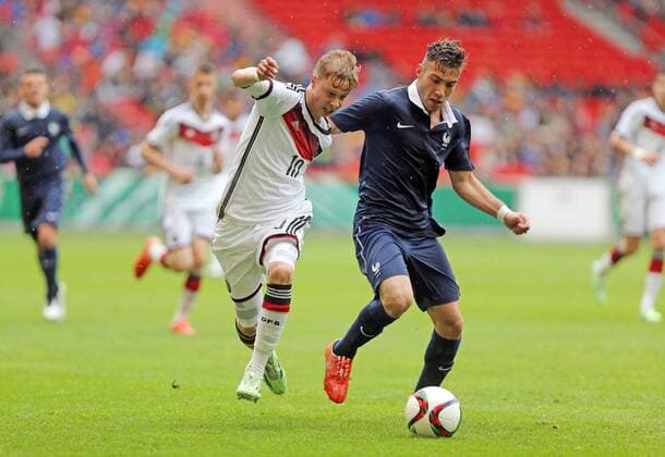 DFB Deutschland, Stuttgart, 20.05.2015, Fussball, FIFA Länderspiel Junioren, U16 Deutschland DFB - U16 Frankreich: v.l. Sam Schreck (Deutschland), Axsel Aktas (Frankreich).