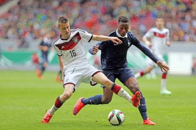 DFB Deutschland, Stuttgart, 20.05.2015, Fussball, FIFA Länderspiel Junioren, U16 Deutschland DFB - U16 Frankreich: v.l. Davide Itter (Deutschland), Loic Bessile (Frankreich).