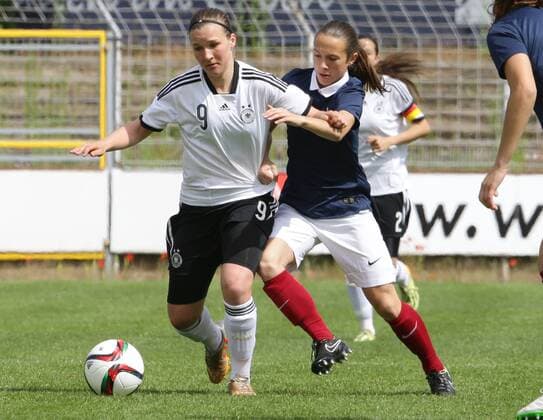 Worms , Fußball Länderspiel U 17 Juniorinnen Deutschland vs. Frankreich , von links: Dina Orschmann (GER ) Christy Gavory ( FRA )