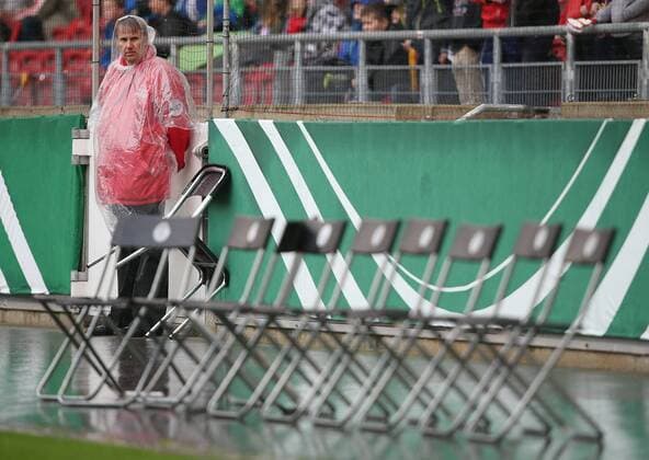 20.05.2015 Stuttgart Fußball Länderspiel U 16 Deutschland vs. Frankreich: Ordner steht im Regen