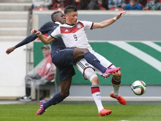 20.05.2015 Stuttgart Fußball Länderspiel U 16 Deutschland vs. Frankreich: v.l. Ibrahim Konate (FRA), Renat Dadachov (GER)