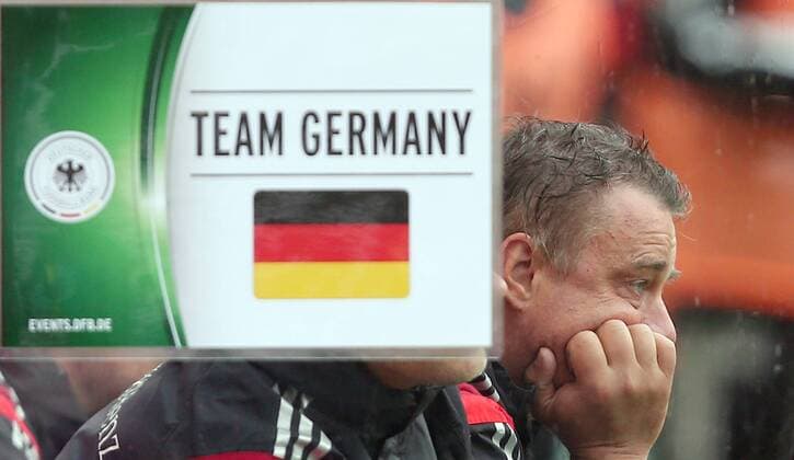 20.05.2015 Stuttgart Fußball Länderspiel U 16 Deutschland vs. Frankreich: Trainer Meikel Schönweitz (GER) enttäuscht