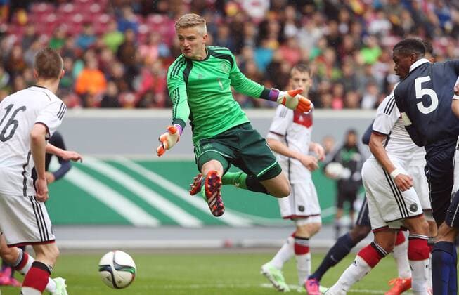 20.05.2015 Stuttgart Fußball Länderspiel U 16 Deutschland vs. Frankreich: 0:1 Tor v.l. Davide Itter (GER), Jan-Christoph Bartels (GER), Torschütze Dan Zagadou (FRA)