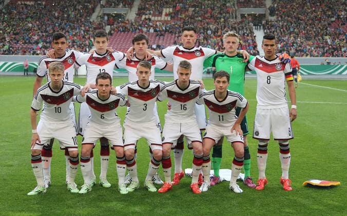 20.05.2015 Stuttgart Fußball Länderspiel U 16 Deutschland vs. Frankreich: Mannschaftsfoto hinten v.l. Mika Hanraths, Kai Havertz, Tom Baack, Renat Dadachov, Jan-Christoph Bartels, Atakan Akkaynak. Vorne v.l. Sam Schreck, Jannis Kübler, Gian-Luca Itter, Davide Itter, Yari Otto (GER)