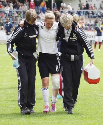 Worms , Fußball Länderspiel U 17 Juniorinnen Deutschland vs. Frankreich ,Verletzung Anja Ströfer ( GER )