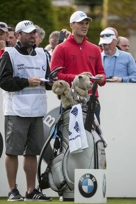 21.05.2015. Wentworth, England. BMW PGA Golf Herren Golf Championship. Round 1. Martin Kaymer GER and bag on the first tee. First round of the 2015 BMW PGA Championship from The West Course Wentworth Golf Club xStephenxBartholomewx  ActionPlus11622507