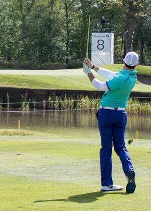 Golf - 2015 Wentworth BMW PGA Golf Herren Championship - First Round. Rory McIlroy with a fairway shot to the eighth green across the water at Wentworth Golf Club COLORSPORT DANIEL BEARHAM  BMW_PGA