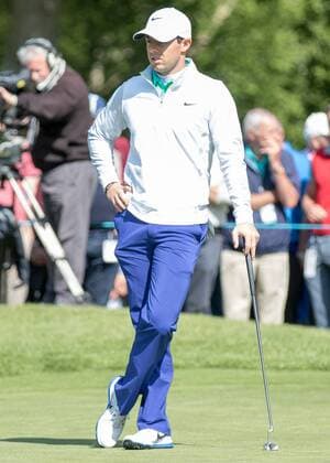 Golf - 2015 Wentworth BMW PGA Golf Herren Championship - First Round. Rory McIlroy looks on whilst waiting for his time to putt at Wentworth Golf Club COLORSPORT DANIEL BEARHAM  BMW_PGA