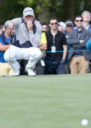 Golf - 2015 Wentworth BMW PGA Golf Herren Championship - First Round. Jamie Donaldson checks on the lay of the green before putting at Wentworth Golf Club COLORSPORT DANIEL BEARHAM  BMW_PGA