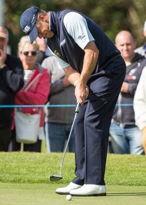 Golf - 2015 Wentworth BMW PGA Golf Herren Championship - First Round. Lee Westwood putting at Wentworth Golf Club COLORSPORT DANIEL BEARHAM  BMW_PGA