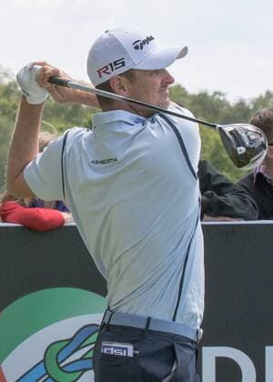 Golf - 2015 Wentworth BMW PGA Golf Herren Championship - First Round. Justin Rose drives from the tee at Wentworth Golf Club COLORSPORT DANIEL BEARHAM  BMW_PGA