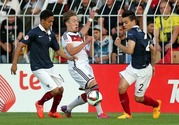 22.05.2015 Burgas(Bulgaria) Germany-France U17 U 17 Final European Championship EM Europameisterschaft men s football Felix Passlack(c) Germany between Bilal Boutoba(L) and Alec Georgen(r) France : 