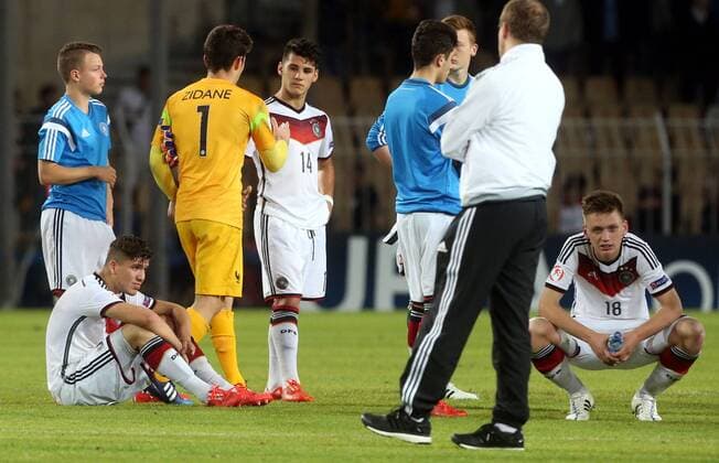 22.05.2015 Burgas(Bulgaria) Germany-France U17 U 17 Final European Championship EM Europameisterschaft men s football Luca Zidane(3L) France handing after match with Gorkem Saglam(4L) between Salih Ozcan(2L) and Jonas Busam(r) Germany :Str 