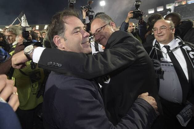 Joie des joueurs d Angers fetant leur montee en Ligue 1 avec leurs supporters Stephane Moulin - entraineur (Angers) Said CHABANE - president (Angers) FOOTBALL : SCO Angers - Ligue 2 2014 2015 - 22 05 2015 JBAutissier Panoramic 
