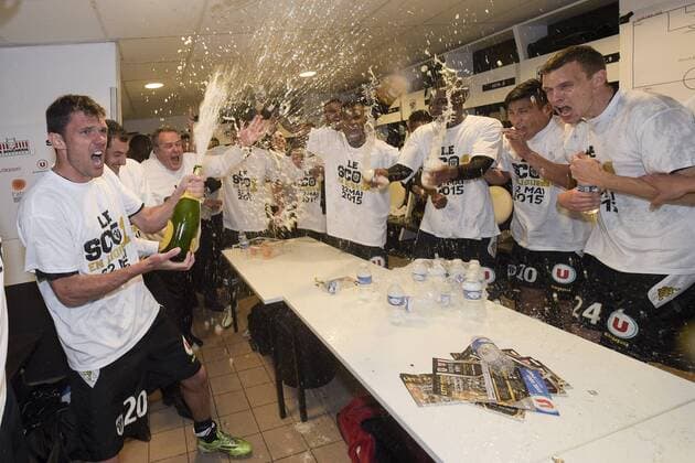 Joie des joueurs d Angers fetant leur montee en Ligue 1vestiaires DIERS Charles (Angers) FOOTBALL : SCO Angers - Ligue 2 2014 2015 - 22 05 2015 JBAutissier Panoramic 