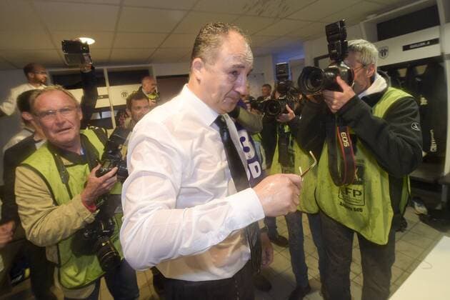 Joie des joueurs d Angers fetant leur montee en Ligue 1 vestiaires Said CHABANE - president (Angers) FOOTBALL : SCO Angers - Ligue 2 2014 2015 - 22 05 2015 JBAutissier Panoramic 