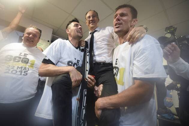 Joie des joueurs d Angers fetant leur montee en Ligue 1 vestiaires Said CHABANE - president (Angers) DIERS Charles (Angers) FOOTBALL : SCO Angers - Ligue 2 2014 2015 - 22 05 2015 JBAutissier Panoramic 