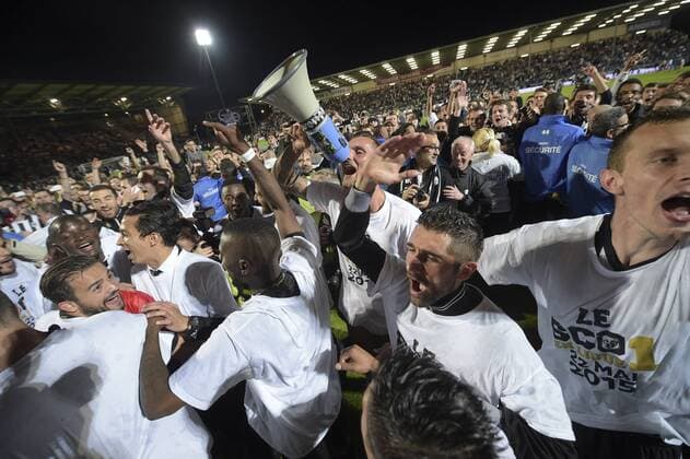 Joie des joueurs d Angers fetant leur montee en Ligue 1 avec leurs supporters FOOTBALL : SCO Angers - Ligue 2 2014 2015 - 22 05 2015 JBAutissier Panoramic 