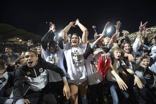 Joie des joueurs d Angers fetant leur montee en Ligue 1 avec leurs supporters FOOTBALL : SCO Angers - Ligue 2 2014 2015 - 22 05 2015 JBAutissier Panoramic 