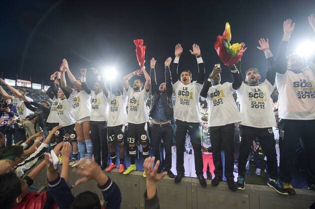 Joie des joueurs d Angers fetant leur montee en Ligue 1 avec leurs supporters FOOTBALL : SCO Angers - Ligue 2 2014 2015 - 22 05 2015 JBAutissier Panoramic 