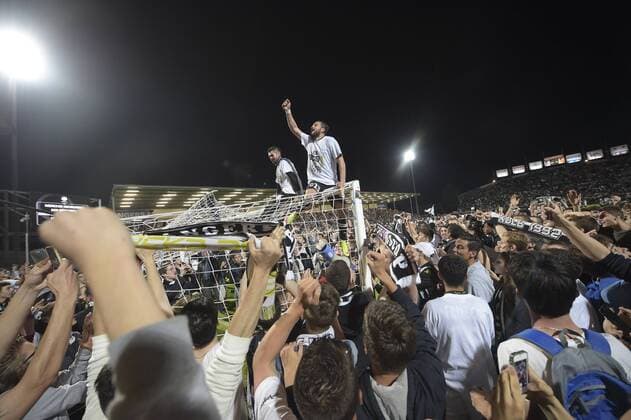 Joie des joueurs d Angers fetant leur montee en Ligue 1 avec leurs supporters AYARI Khaled (Angers) FOOTBALL : SCO Angers - Ligue 2 2014 2015 - 22 05 2015 JBAutissier Panoramic 
