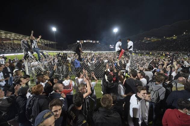 Joie des joueurs d Angers fetant leur montee en Ligue 1 avec leurs supporters FOOTBALL : SCO Angers - Stade Jean-Bouin - Ligue 2 2014 2015 - 22 05 2015 JBAutissier Panoramic 