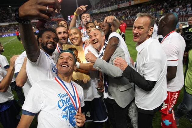 (Troyes) Joie des Troyens champions de Ligue 2 - Jean Marc Furlan FOOTBALL : Ligue 2 2014 2015 - ES Troyes AC - 22 05 2015 StephanieGrossetete Panoramic 