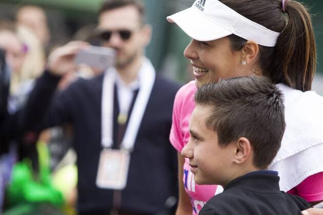 TENNIS - WTA Tennis Damen French Open 2015 PARIS,FRANCE,23.MAY.15 - TENNIS - WTA World Tour, Grand Slam, Roland Garros, French Open, training. Image shows Ana Ivanovic (SRB) and fans. GEPAxpictures xMatthiasxHauer