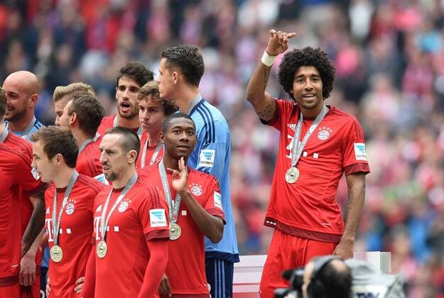 FUSSBALL 1. BUNDESLIGA SAISON 2014 2015 34. SPIELTAG FC Bayern Muenchen - 1. FSV Mainz 05 23.05.2015 Gute Laune auf dem Podium:Mario Goetze, Franck Ribery. David Alaba und Dante (v.l., alle FC Bayern Muenchen) 