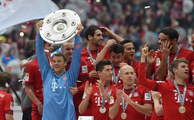 FUSSBALL 1. BUNDESLIGA SAISON 2014 2015 34. SPIELTAG FC Bayern Muenchen - 1. FSV Mainz 05 23.05.2014 Der FC Bayern feiert die 25. Deutsche Meisterschaft: Torwart Manuel Neuer reckt die Schale in die Lift: Robert Lewandowski, Arjen Robben und Thomas Mueller jubeln in der ersten Reihe mit. 