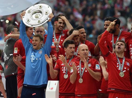 FUSSBALL 1. BUNDESLIGA SAISON 2014 2015 34. SPIELTAG FC Bayern Muenchen - 1. FSV Mainz 05 23.05.2014 Der FC Bayern feiert die 25. Deutsche Meisterschaft: Torwart Manuel Neuer reckt die Schale in die Lift: Robert Lewandowski, Arjen Robben und Thomas Mueller jubeln in der ersten Reihe mit. 